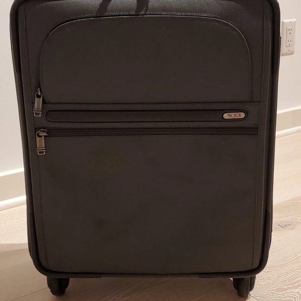 Tumi Expandable International Carry-on Luggage Suitcase in Gray